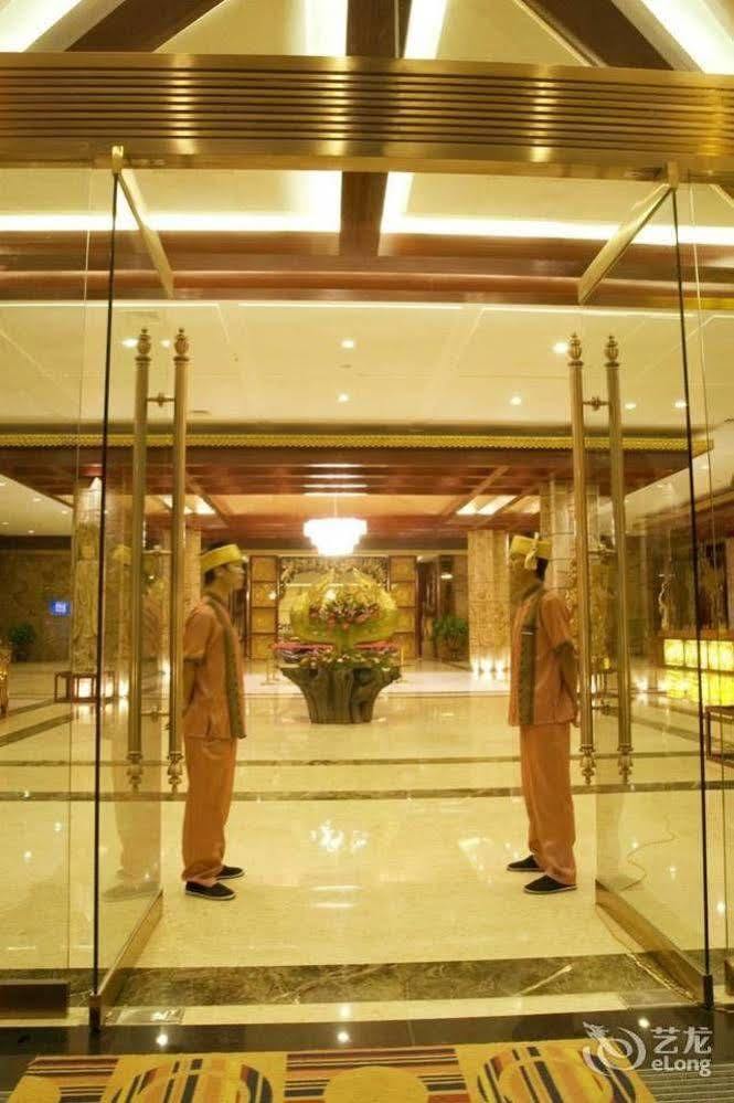 Golden Zone Hotel Jinghong Extérieur photo